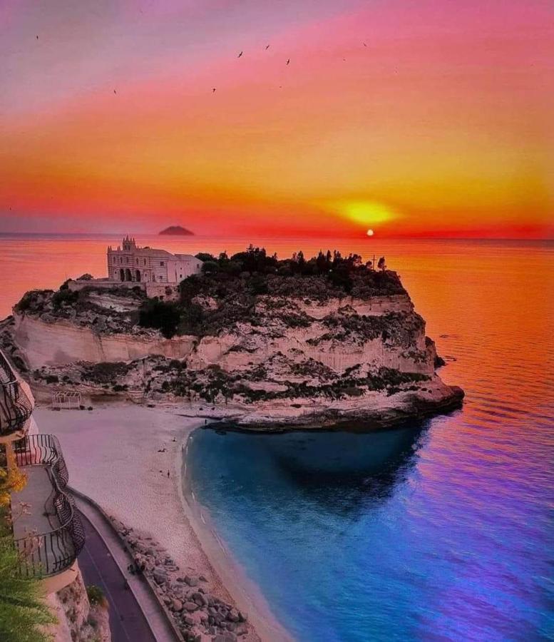 The Queen Tropea Bagian luar foto