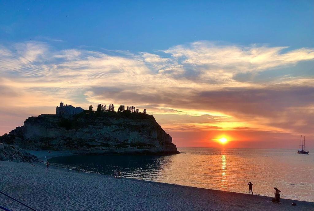 The Queen Tropea Bagian luar foto